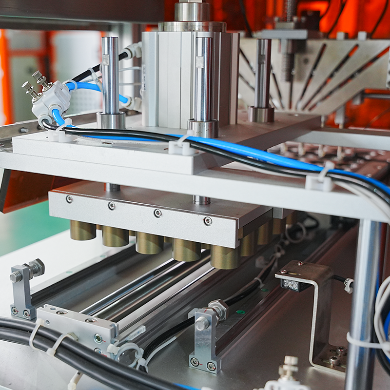 Vollautomatische Belade- und Zuführmaschine für kosmetische Aluminiumpfannen